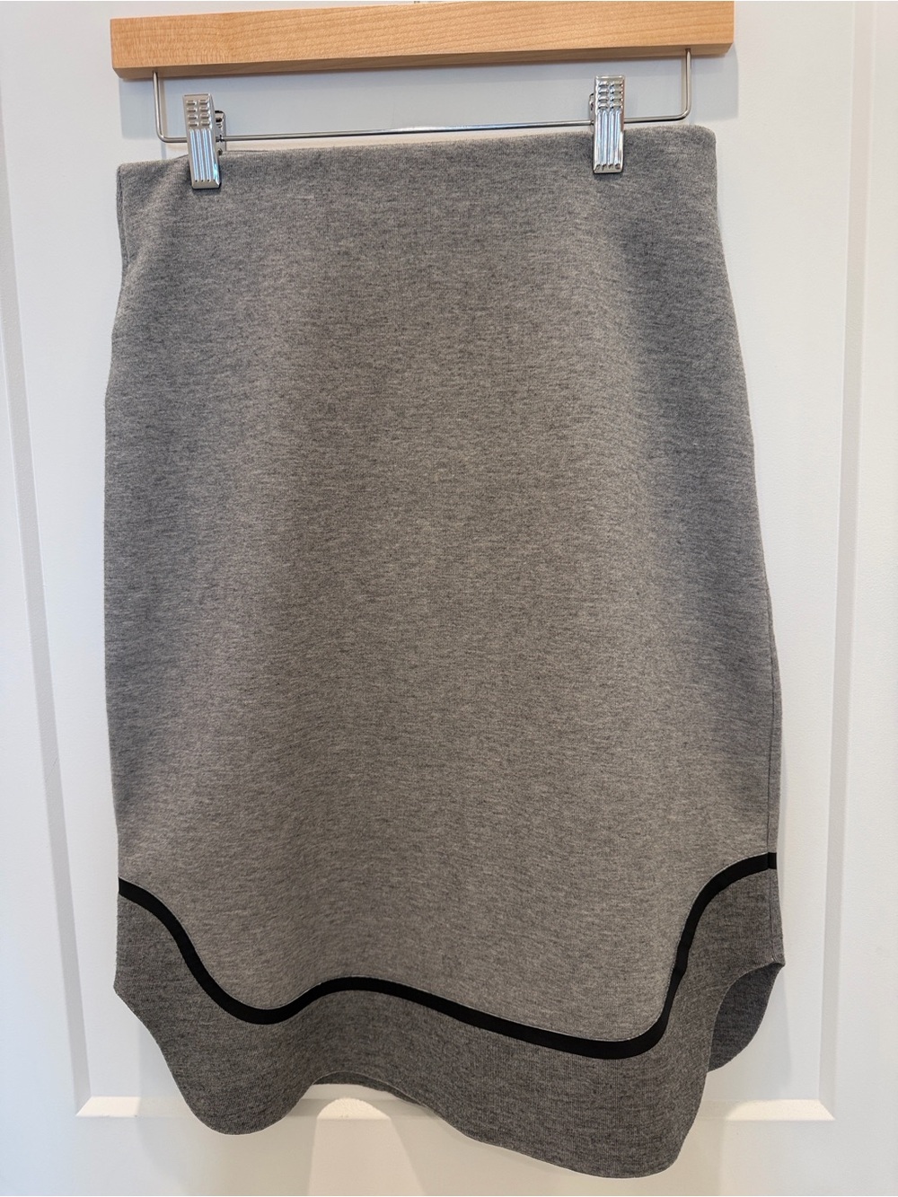 Sweaty Betty Gray Sports Skirt with a Scalloped hemline and black trim